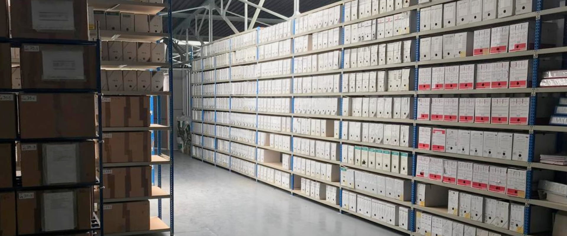 entrepôt de stockage organisé avec des rayonnages pour gagner de la place