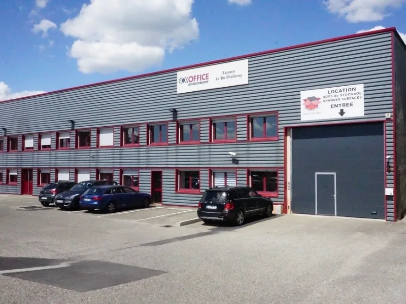 façade bâtiment box de stockage dépôt sitting à caluire-et-cuire